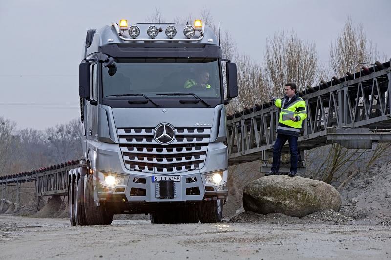 Beim Mercedes-Benz Arocs SLT thront man etwa zwei Meter über der Straße