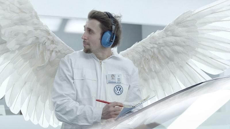 Während des Clips bekommen immer mehr Techniker Flügel