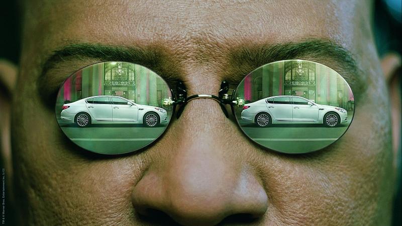 Der Kia K900 spiegelt sich in Morpheus\\\' Sonnenbrille