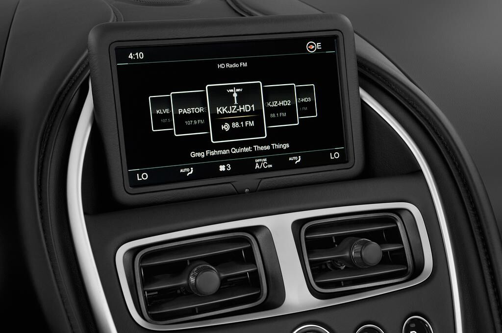 Aston Martin DB11 Volante (Baujahr 2018) - 2 Türen Radio und Infotainmentsystem