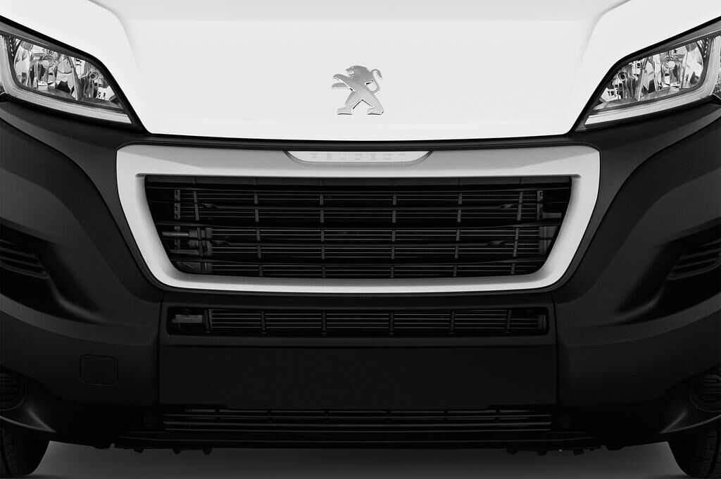 Peugeot Boxer (Baujahr 2019) - 4 Türen Kühlergrill und Scheinwerfer