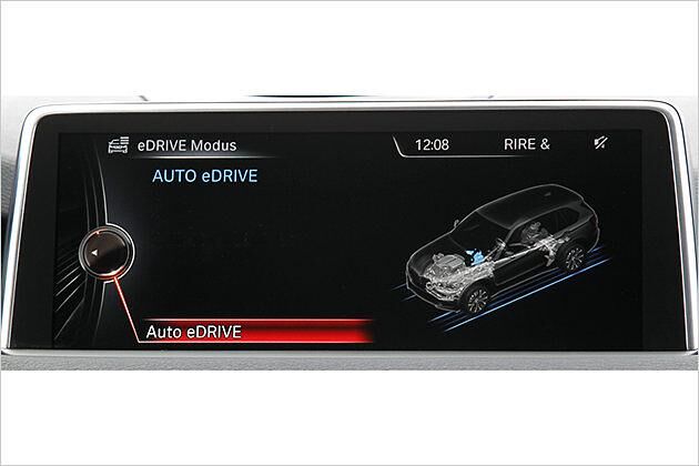 In "Auto eDrive" kooperieren Verbrennungs- und Elektromotor. Daneben gibt es noch einen Save-Battery-Modus