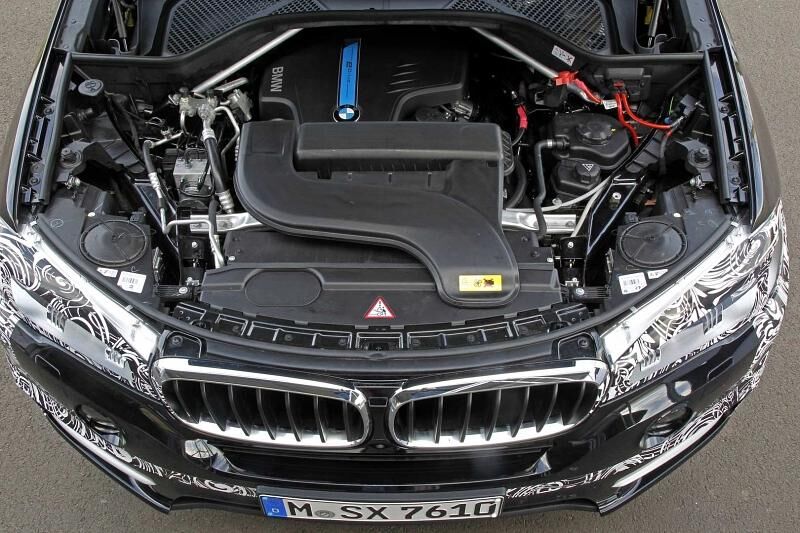Ein Vierzylinder-Benzinmotor und ein E-Motor arbeiten hier zusammen.