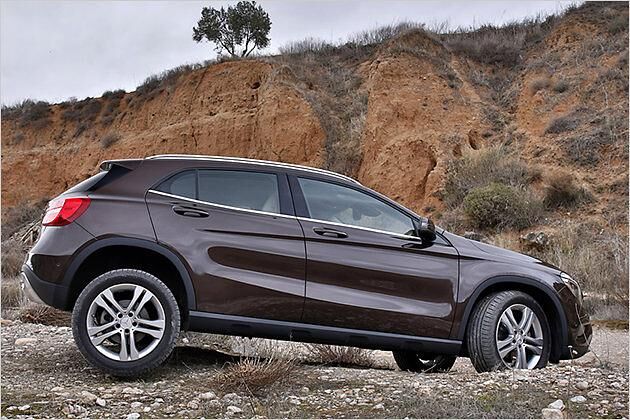 Die Bodenfreiheit von 16,4 Zentimeter bei den 4Matic-Versionen mit Offroadpaket lässt keine großen Offroad-Sprünge zu