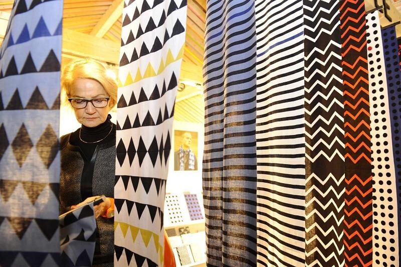 Maria Greger inspiziert verschiedenen Stoffe auf der Konsumgütermesse Ambiente.