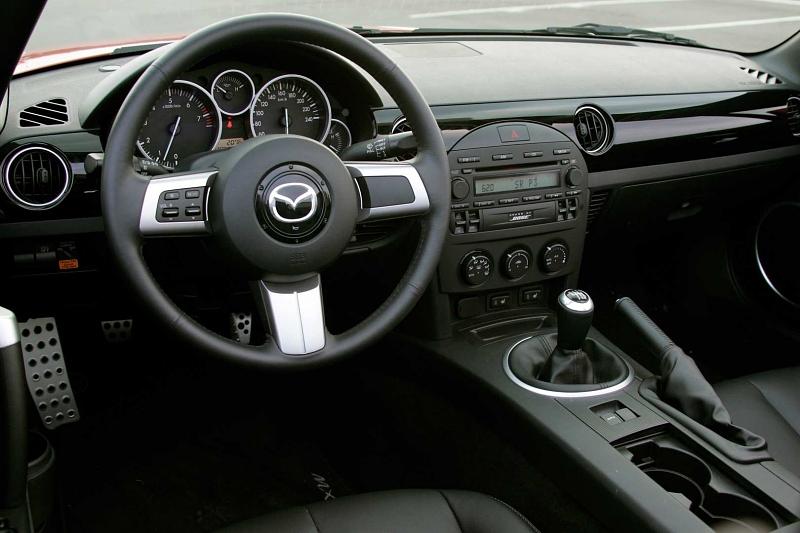 Das Cockpit des Mazda MX-5 der dritten Generation.