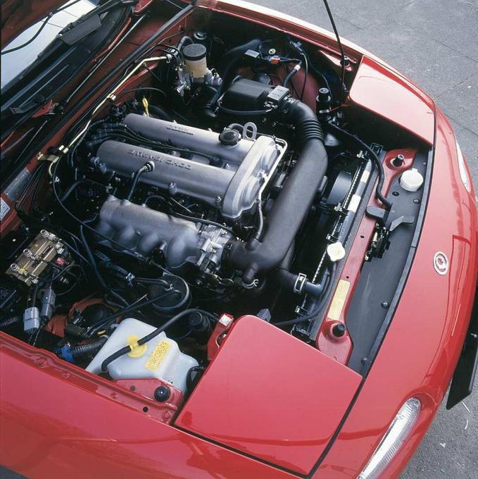 Der Motorraum des Mazda MX-5 der ersten Generation.