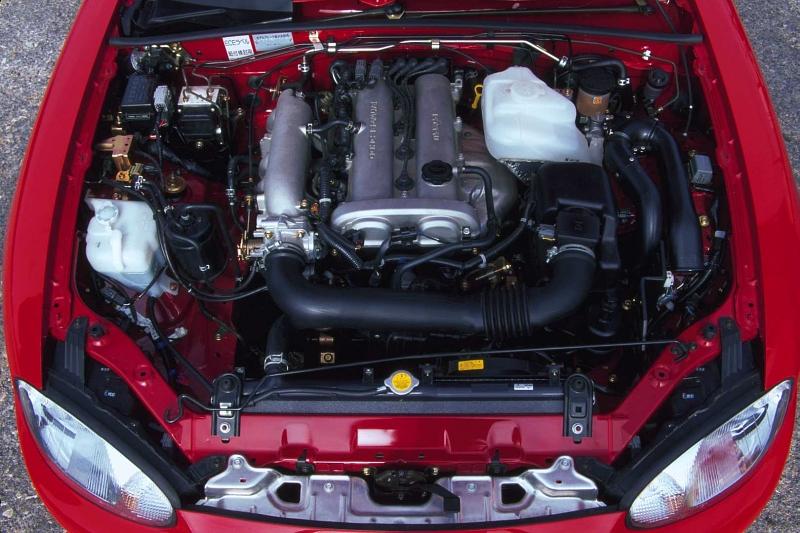 Der Motorraum des Mazda MX-5 der zweiten Generation.