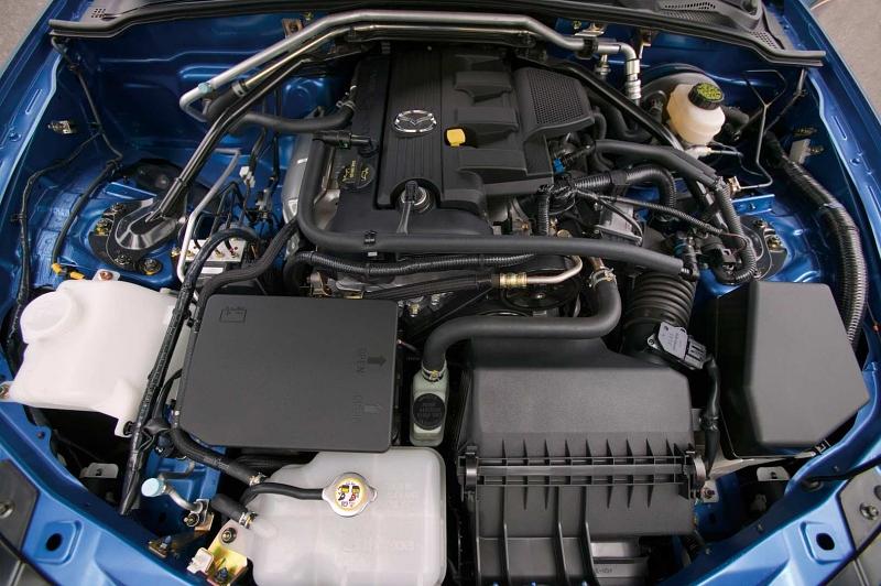 Der Motorraum des Mazda MX-5 der dritten Generation.