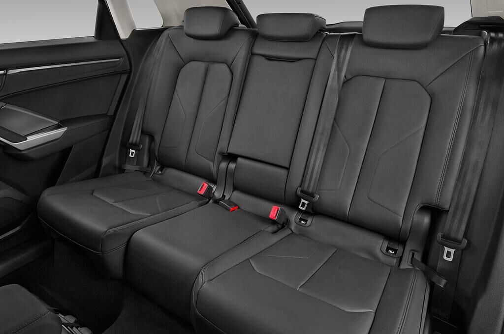 Audi Q3 (Baujahr 2019) Advanced 5 Türen Rücksitze