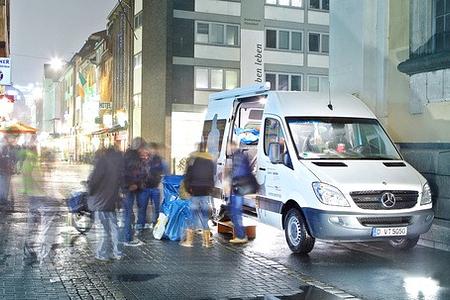 Mercedes-Benz Spendet den Düsseldorfer „gutenachtbus“