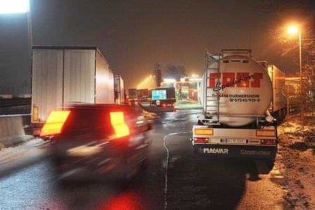 Verkehrsrecht: Wer die Fahrbahn verengt, trägt Schaden zum Teil selbst