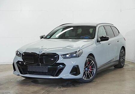 BMW i5 M60 xDrive Tour. "M Sport", DrivAssProf. HuD, ParkAss+, B+W SS, uvm.