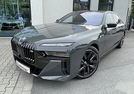 BMW i7 M70 xDrive M Sport || TheatreScreen Massage (G70)