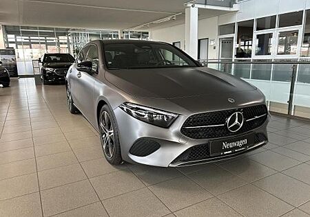 Mercedes-Benz A 180 Kompaktlimousine+Totwinkel+Abstands-Assistent+ Panorama-Schiebedach