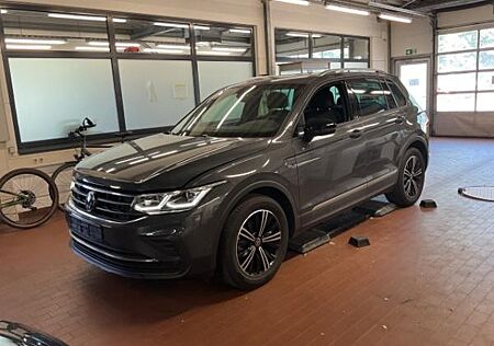 VW Tiguan Volkswagen 1.5 TSI DSG Active AHK Kamera Klima Navi Sitzhzg