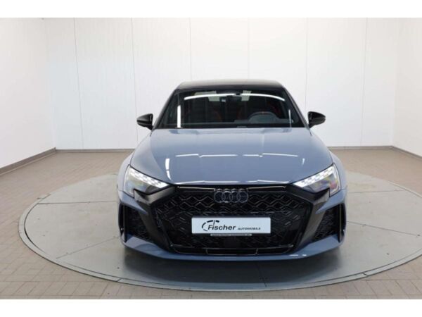 Audi RS3 Limousine TFSI quattro 280 km/h bild 3