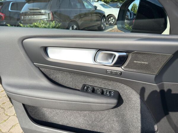 Volvo XC40 B4 B DKG Ultra Black Edition bild 6
