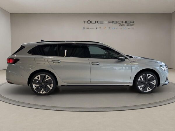Skoda Superb Combi Sportline 2.0 TDI SOFORT VERFÜGBAR! Navi DCC PANO AHK eHeck bild 6