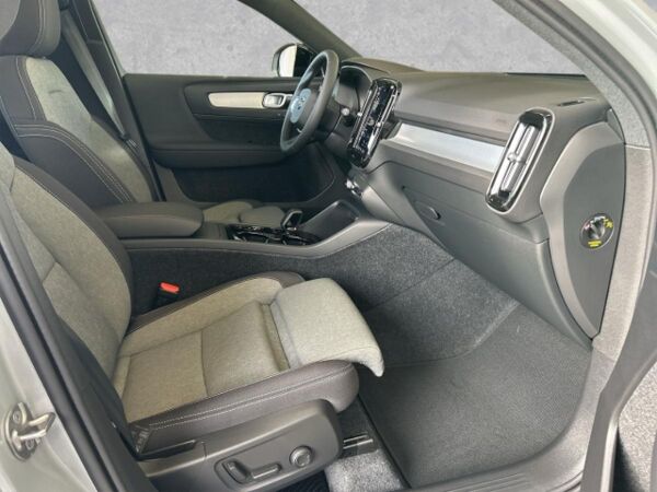 Volvo XC40 Plus Black Edition 2WD Pano 360° Mild-Hybrid Benziner bild 3