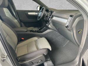 Volvo XC40 Plus Black Edition 2WD Pano 360° Mild-Hybrid Benziner bild 3