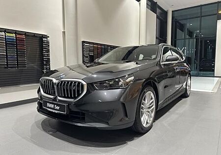 BMW i5 eDrive 40 Touring || AHK H&K Adapt. LED