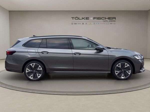 Skoda Superb SOFORT VERFÜGBAR! Combi Sportline DCC AHK Navi Pano eHeck bild 5