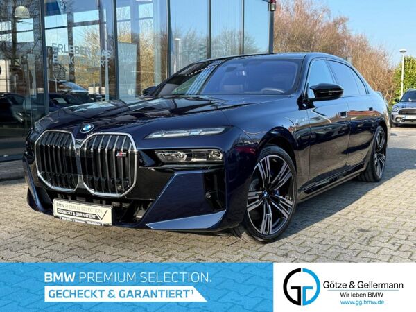 BMW i7 M70 xDrive M Sport //FondEntertainment ExecutiveDrivePro B&W bild