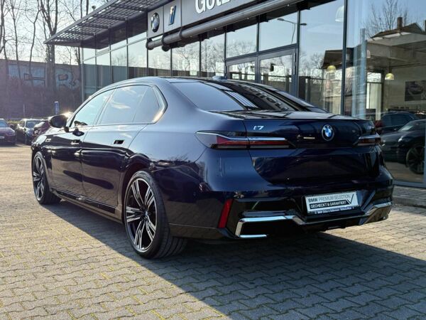 BMW i7 M70 xDrive M Sport //FondEntertainment ExecutiveDrivePro B&W bild 4