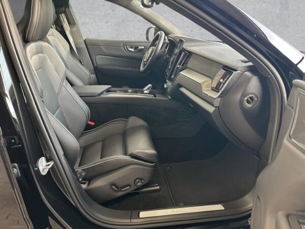 Volvo XC60 Plus Black Edition B5 AWD Mild-Hybrid Benziner bild 3