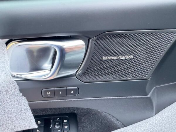 Volvo XC40 B4 DKG ULTRA DARK - Inklusive Anhängerkupplung! - Standheizung - Sofort lieferbar! bild 4