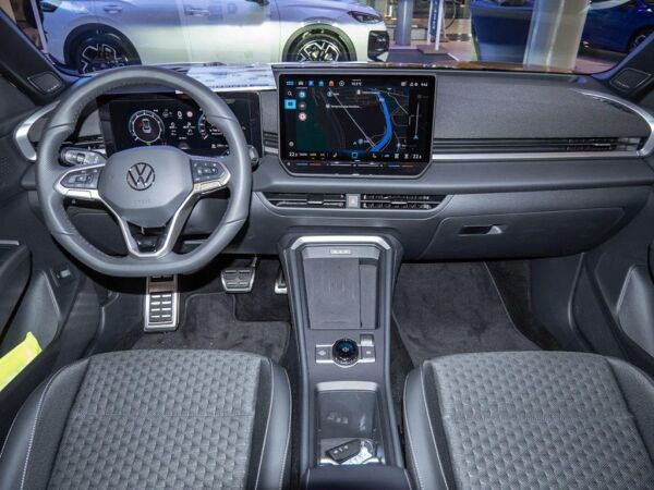 Volkswagen T-Roc R-Line 1.5 l eTSI OPF 7-Gang-Doppelkupplungsgetriebe DSG **12.200€ Preisvorteil** bild 6