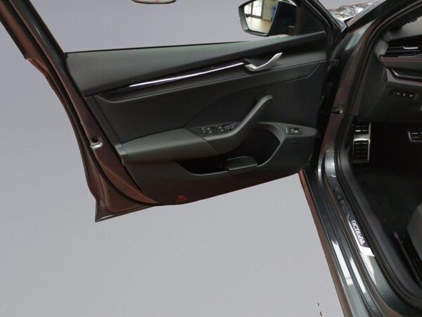 Skoda Octavia Combi RS 2.0 TSI CANTON AHK NAVI bild 6