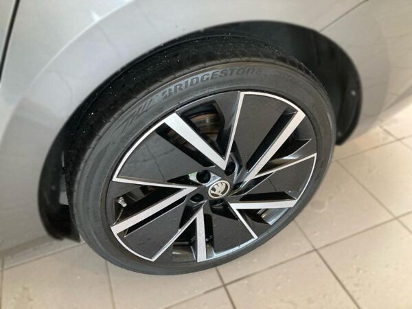 Skoda Superb Combi STYLE 2.0TDI DSG MATRIX.AHK.360°.NAVI.ACC.SITZHZG bild 7