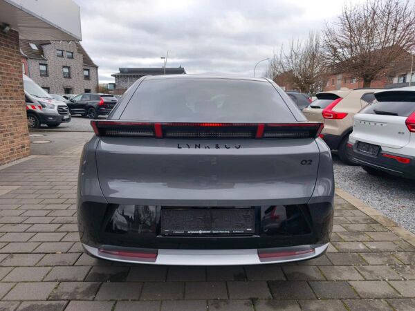 LYNK & Co 02 More ALLE FARBEN P bild 5