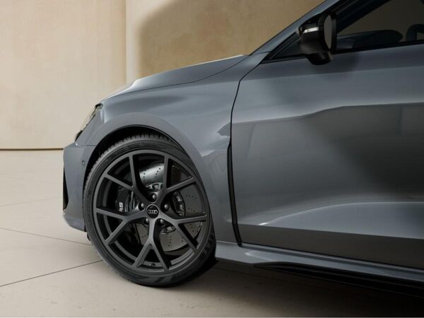 Audi RS3 Sportback *HUD/MATRIX/PANO/RS AGA/SCHALE/GAR.* bild 6
