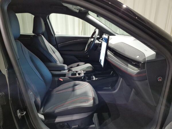 Ford Mustang Mach-E Premium 🔋 BEV ⚡ 88kWh 💥 Absolute-Black Met. ⚡ Technologie-Paket+ 💥 LMF19" schwarz bild 4