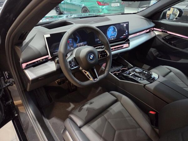 BMW i5 eDrive40 Touring || M Sport Pano Head-Up 360 bild 4