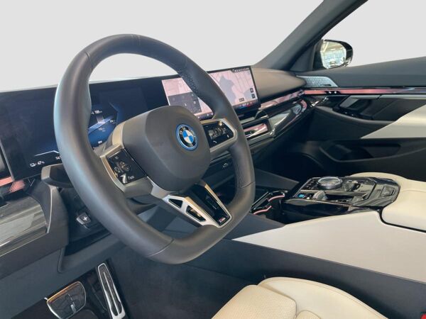 BMW i5 eDrive40 Touring M Sport AHK LiveCockpitProf bild 7