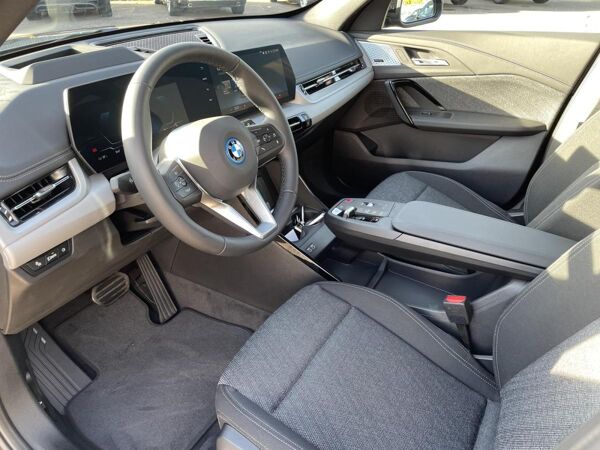BMW iX1 eDrive20 Navi /  NEU / CURVED Display / RFK bild 3