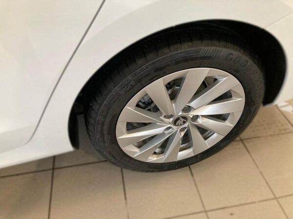 Skoda Octavia Combi Selection 1.5TSI LED.NAV.LIM.SIDEA.FRONTA.LANEA.KAM.KESSY.SMARTLINK.DAB bild 7