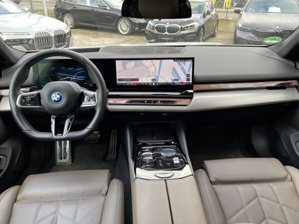 BMW i5 eDrive40 M Sport || AHK 360° B&W Pano bild 3