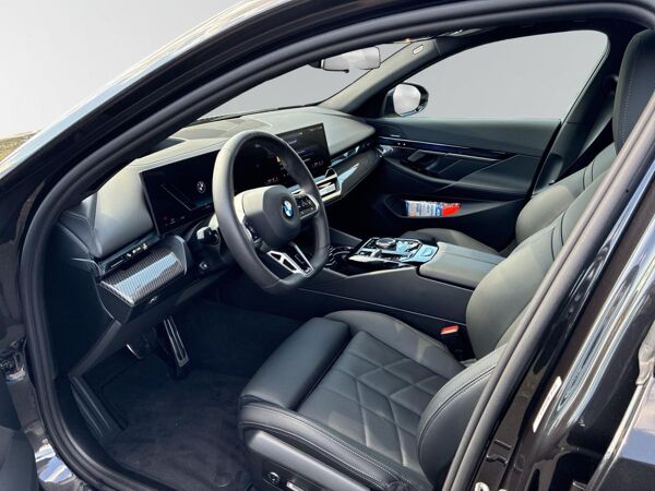 BMW 520 d xDrive Touring M Sport STANDHEIZUNG,AHK,ACC,SITZLÜFTUNG,H/K SOUND,EL. SITZE,360 GRAD KAMERA bild 7
