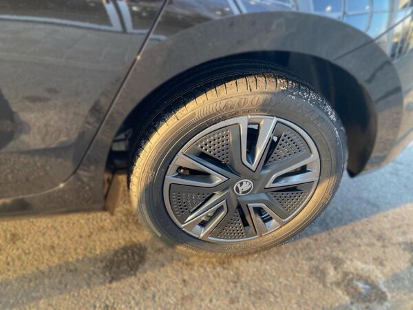 Skoda Fabia Tour 1.0TSI LED.NAV.WINTER.VC.KAM.KESSY.AHK.LaneA.SUNSET.DAB+ bild 7