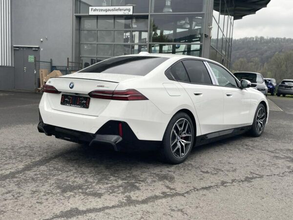 BMW i5 eDrive40 Limousine ABVERKAUF ! bild 4