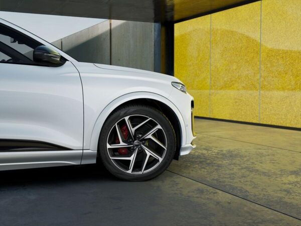 Audi SQ6 e-tron 360 KW / TECH PRO / AHK / HUD / B&O / PANO / LUFTFAHRWERK / MASSAGE / MATRIX bild 7