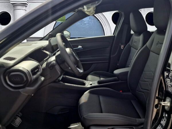Jeep Avenger Avenger e-Hybrid MJ26-BLACK EDITION 1.2l T3 48V bild 6