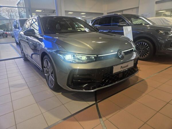 Volkswagen Passat R-Line "Signature" Hybrid //SOFORT VERF.// 272PS - mit 0,5% versteuern, HUD, Leder, LED, Kamera, Pan bild