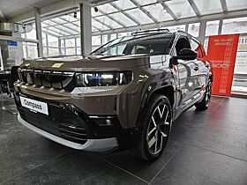 Jeep Compass Elektro 74 kWh First Edition - sofort verügbar - Panoramadach Jeep Compass Elektro 74 kWh First Edition - sofort verügbar - Panoramadach