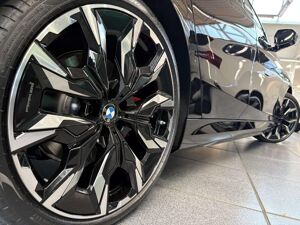 BMW i5 eDrive40 MSport Pro Touring Pano DAProf PA+ AHK B/W bild 3